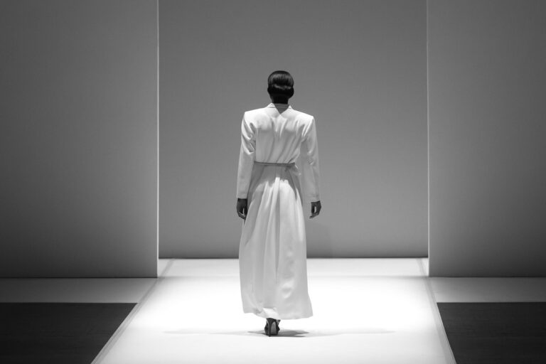 Modelka idąca po wybiegu podczas pokazu mody