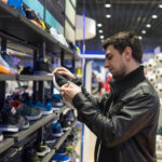 Mężczyzna ogląda buty Air Jordan 4